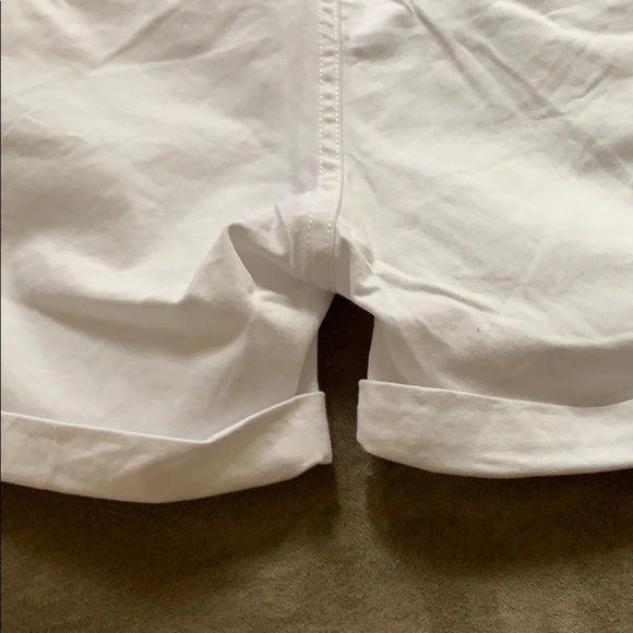 Levi's white shorts, 4.5 in inseam, flat pockets - Picture 8 of 8